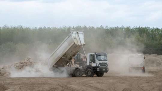 A magyar milliárdos cége tízezer tonna terméskövet szállított Paksra
