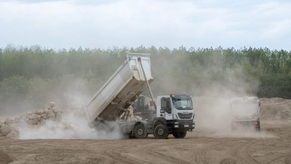 A magyar milliárdos cége tízezer tonna terméskövet szállított Paksra