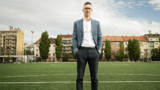 Elzárták a pénzcsapokat, most majd kiderül, ki tud valóban futballt csinálni – interjú a menedzserrel, aki ott állt Tóth Alex rekordösszegű leigazolása mögött