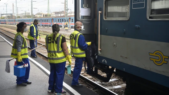 Magyar Hang: Már csak két hónapra van elég pénze a NER által felhizlalt óriáscégnek, az államnak is felajánlották