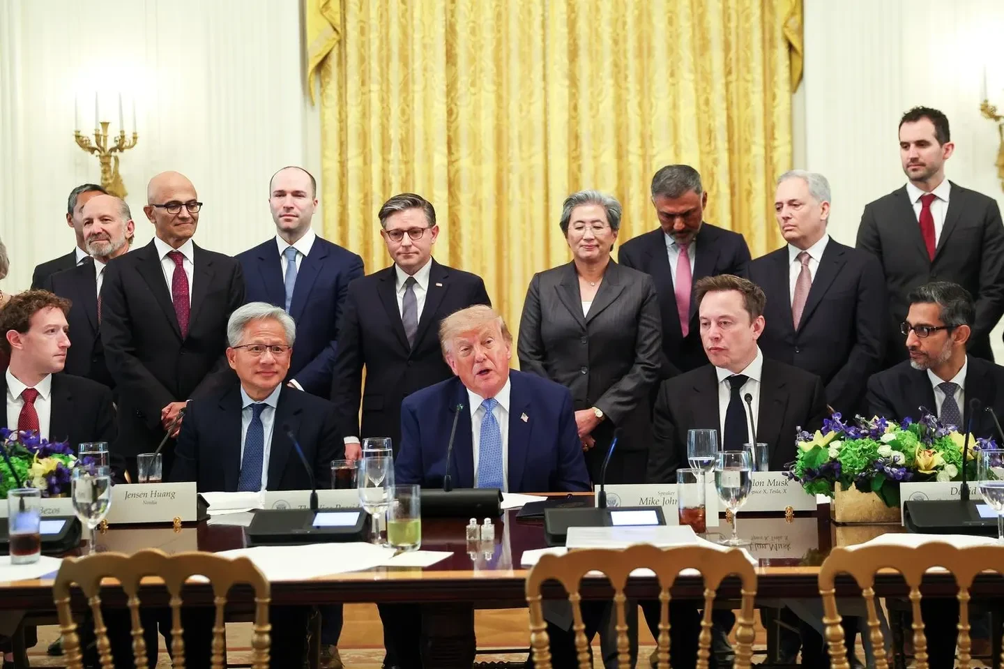 Jönnek a félidős választások, Trump nem áll jól. Kit és mennyivel támogatnak az AI pápák, akik nemrég vele mosolyogtak egy asztalnál?
