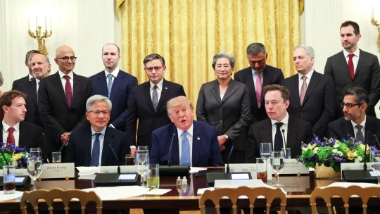 Jönnek a félidős választások, Trump nem áll jól. Kit és mennyivel támogatnak az AI pápák, akik nemrég vele mosolyogtak egy asztalnál?