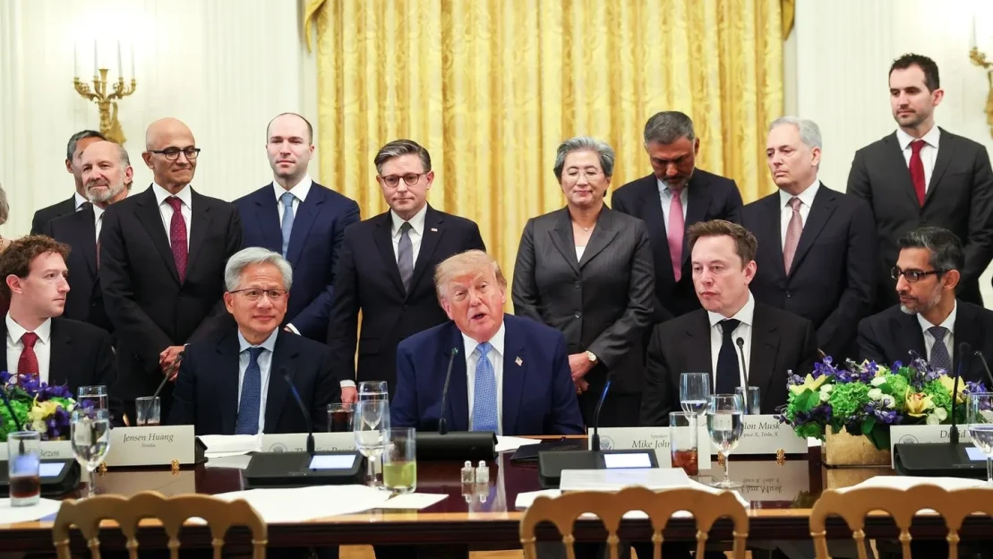 Jönnek a félidős választások, Trump nem áll jól. Kit és mennyivel támogatnak az AI pápák, akik nemrég vele mosolyogtak egy asztalnál?