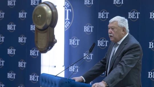 Egyet vaskosan érint, egyet szinte semennyire. Az elemző szerint így hat a költségvetés a magyar tőzsdeóriások részvényeire