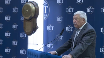 Egyet vaskosan érint, egyet szinte semennyire. Az elemző szerint így hat a költségvetés a magyar tőzsdeóriások részvényeire