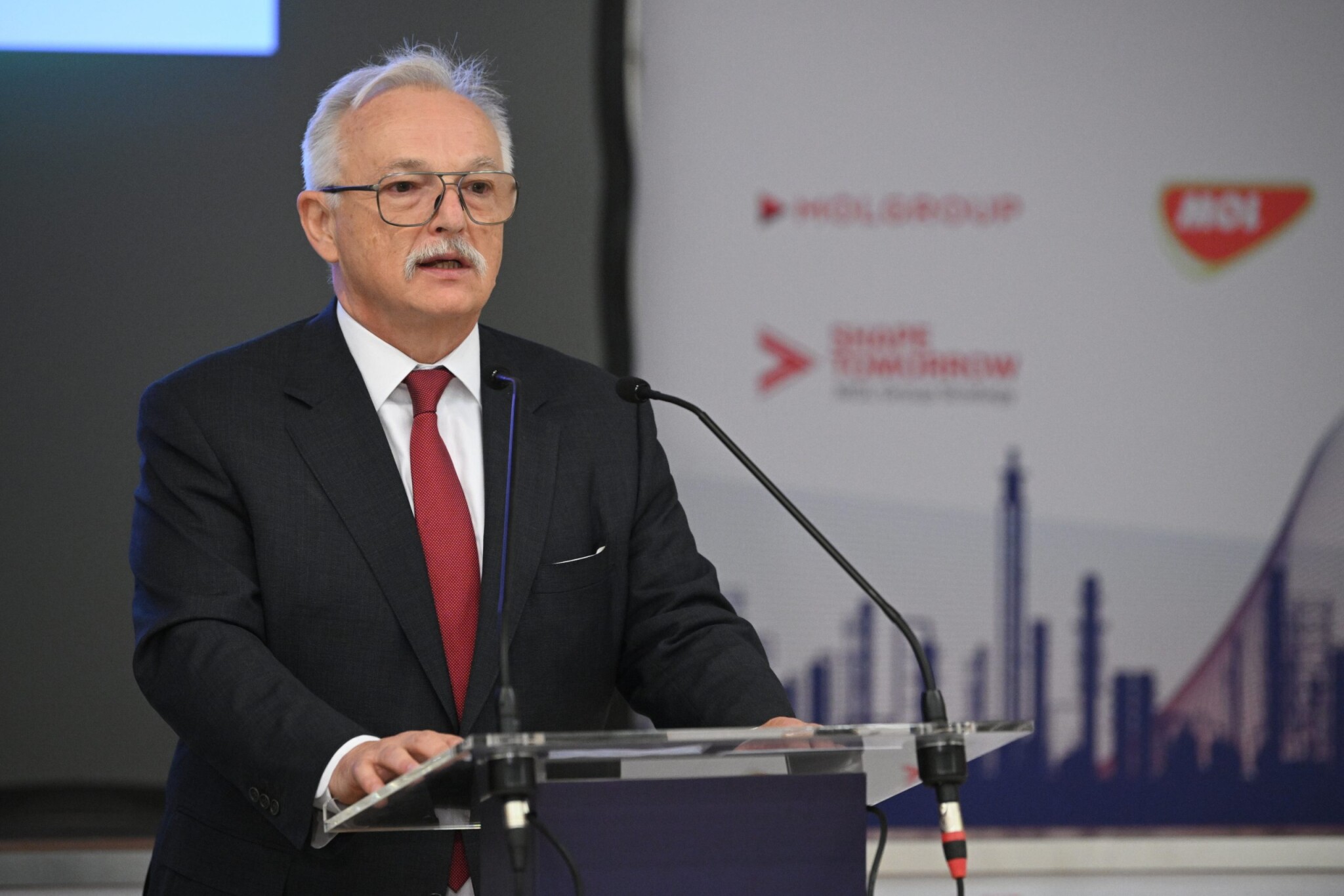 Újabb benzinkutakat venne Lengyelországban az egyik leggazdagabb magyar