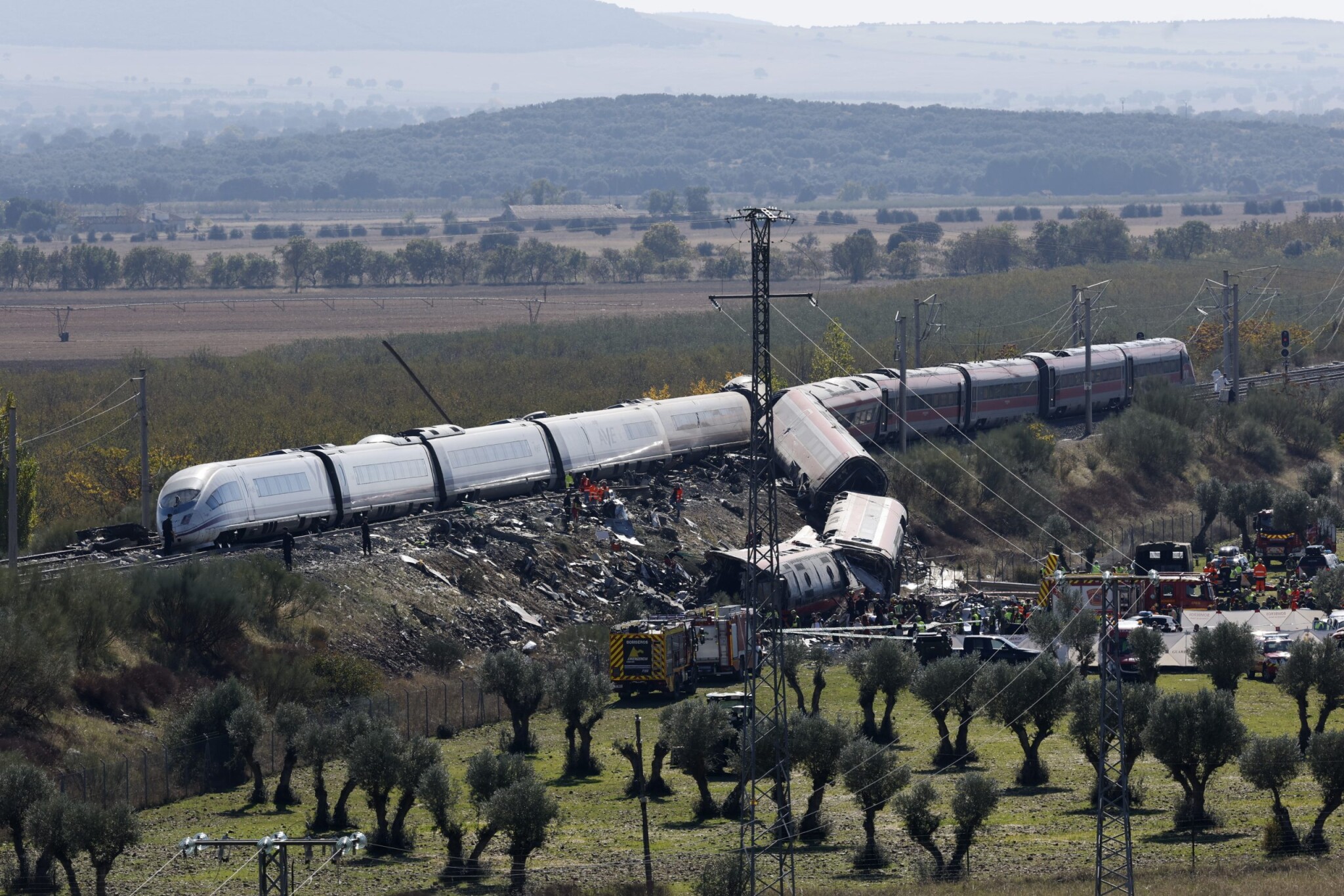 Piros jelzés ellenére továbbindult: ezt lehet tudni a spanyol vonattragédiáról