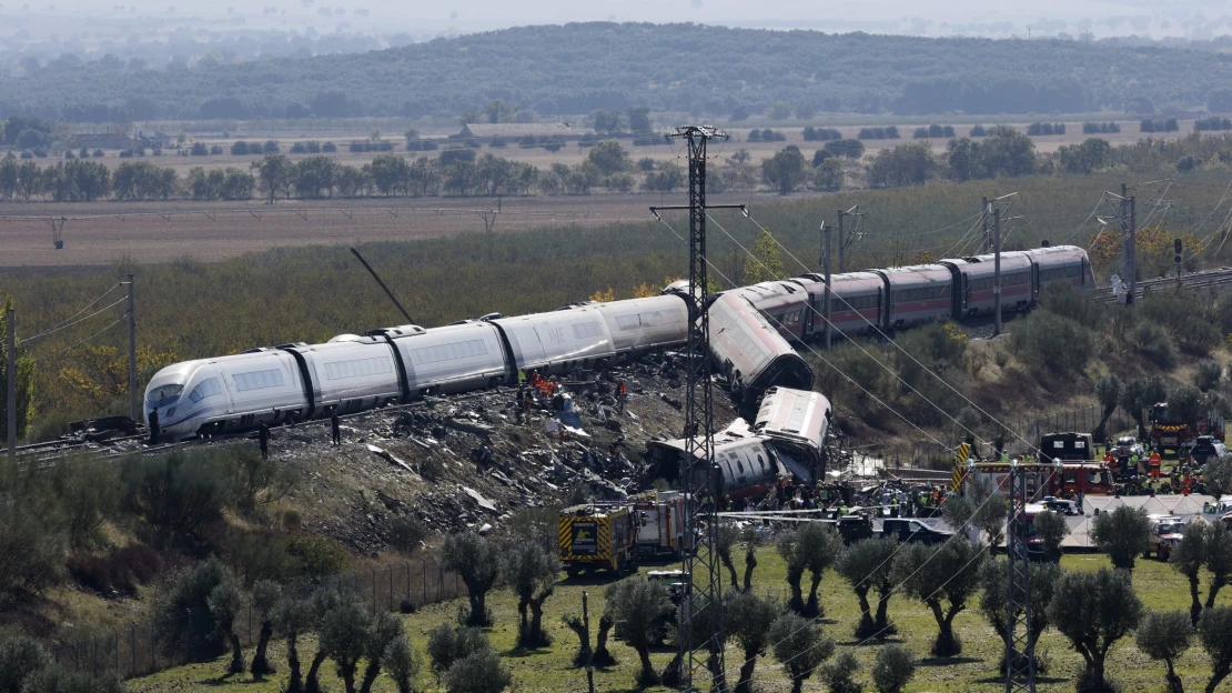 Piros jelzés ellenére továbbindult: ezt lehet tudni a spanyol vonattragédiáról