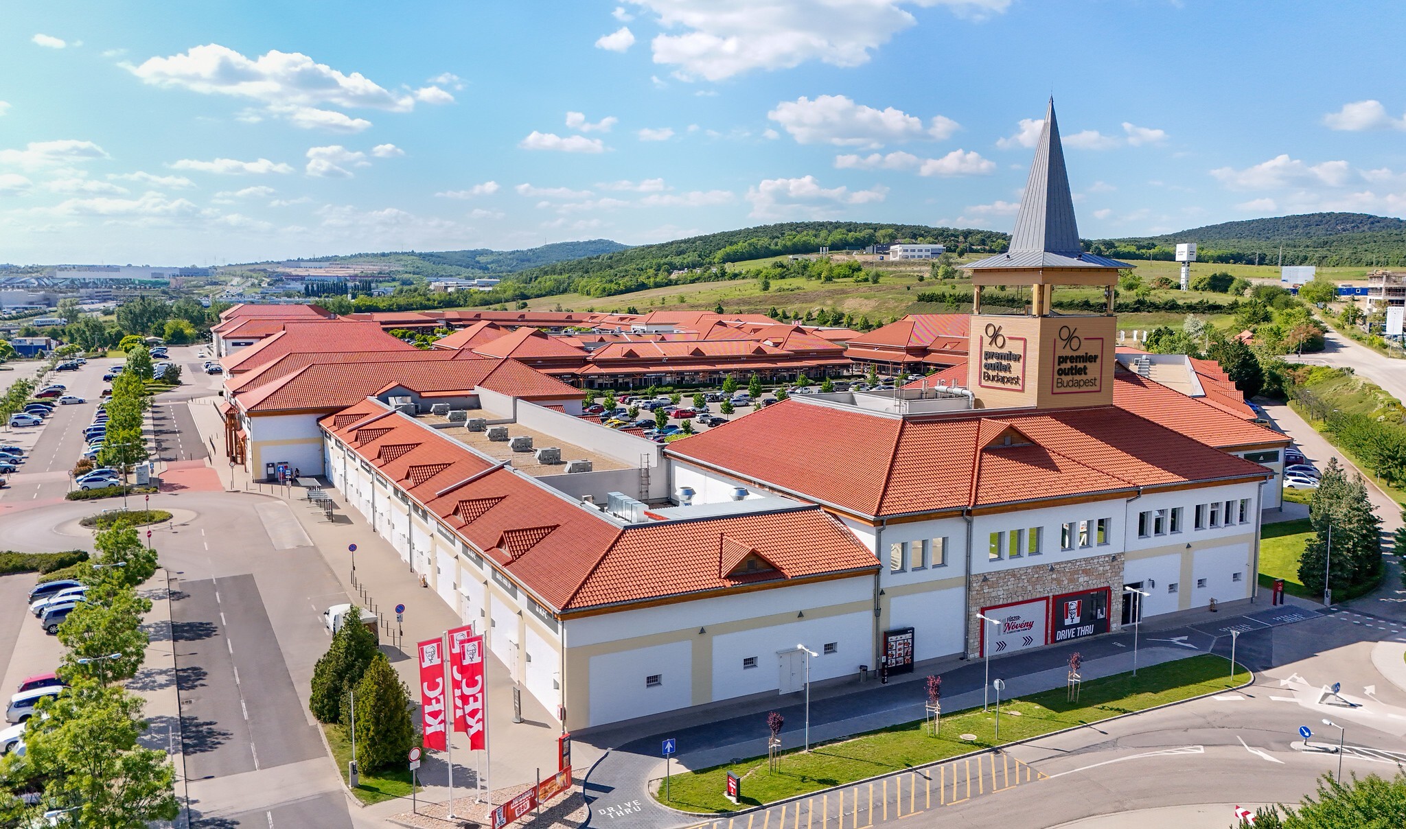 Kitalálod, melyik magyar milliárdos vette meg a Premier Outletet?