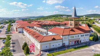 Ingatlanos magyar nagyágyú vette meg a Premier Outletet