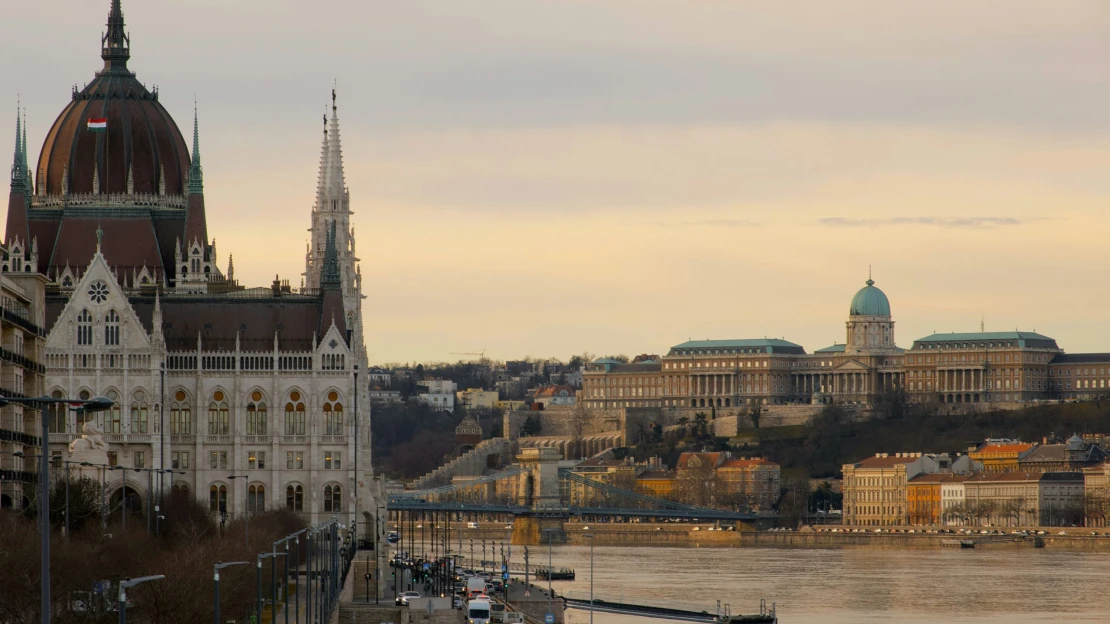 Felmérés: kormányváltás ide, tízbilliós összbevétel oda, magyaros borúsággal tekintenek a jövőbe a legnagyobb hazai cégek