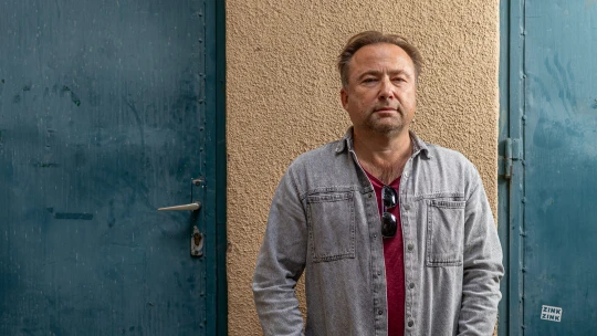 „Az ember soha nem tudhatja, csak kikövetkeztetheti, hol és mikortól van feketelistán” – Tasnádi István nyolc évet várt, hogy megrendezhesse első mozifilmjét