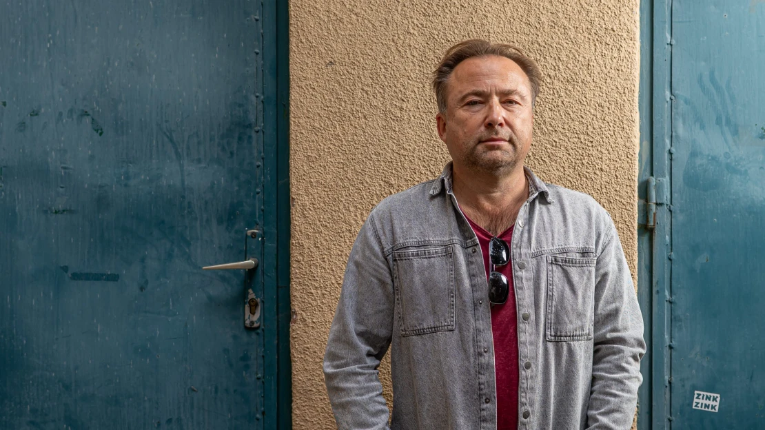 „Nyilvánvaló lett, hogy Tomival és Áronnal semmire nem fogunk pénzt kapni” – Tasnádi István nyolc évet várt, hogy megrendezhesse első mozifilmjét