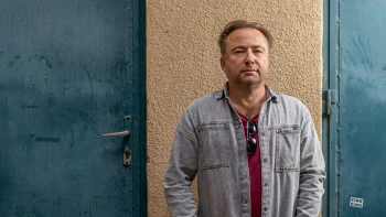 „Nyilvánvaló lett, hogy Tomival és Áronnal semmire nem fogunk pénzt kapni” – Tasnádi István nyolc évet várt, hogy megrendezhesse első mozifilmjét