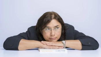 Megcsinálja a bizniszt, öt év múlva felfoghatatlan összegért eladja, és másnap már ugyanúgy póló-farmerban kezdi el a következő vállalkozást, mintha mi sem történt volna