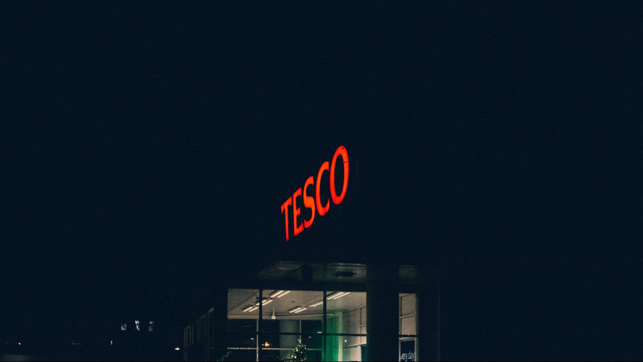 600 milliárdos gigaüzletet ütött nyélbe, ki is vonul két országból a Tesco. Kiderült, hogy Magyarország is köztük van-e