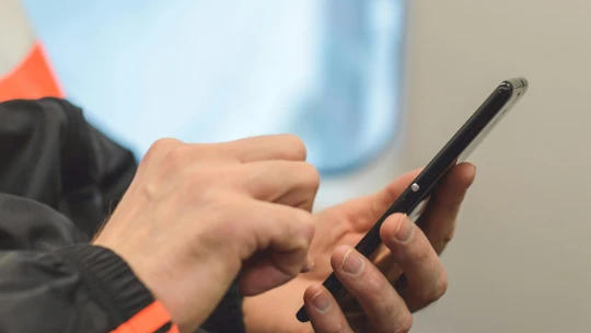 Elegük lett a hangosan telefonáló utasokból, brutális bírságot vezetnek be a vonatokon