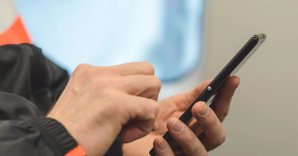 Elegük lett a hangosan telefonáló utasokból, brutális bírságot vezetnek be a vonatokon
