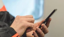 Elegük lett a hangosan telefonáló utasokból, brutális bírságot vezetnek be a vonatokon