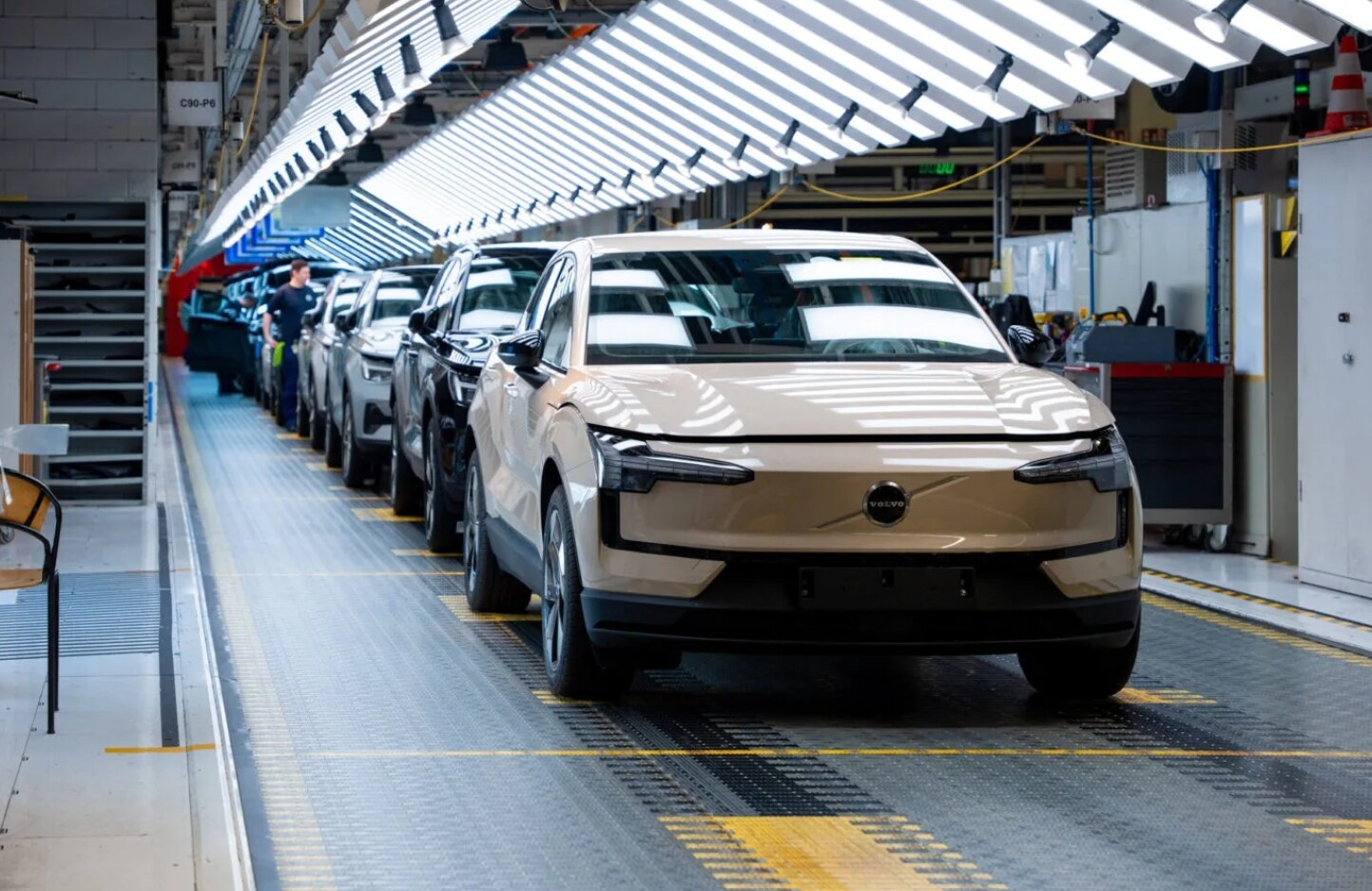 Katasztrofális negyedéve van a Volvonak, a Tesla eközben az ígéretekkel szárnyal