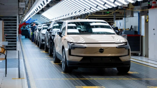 Katasztrofális negyedéve van a Volvónak, a Tesla eközben az ígéretekkel szárnyal